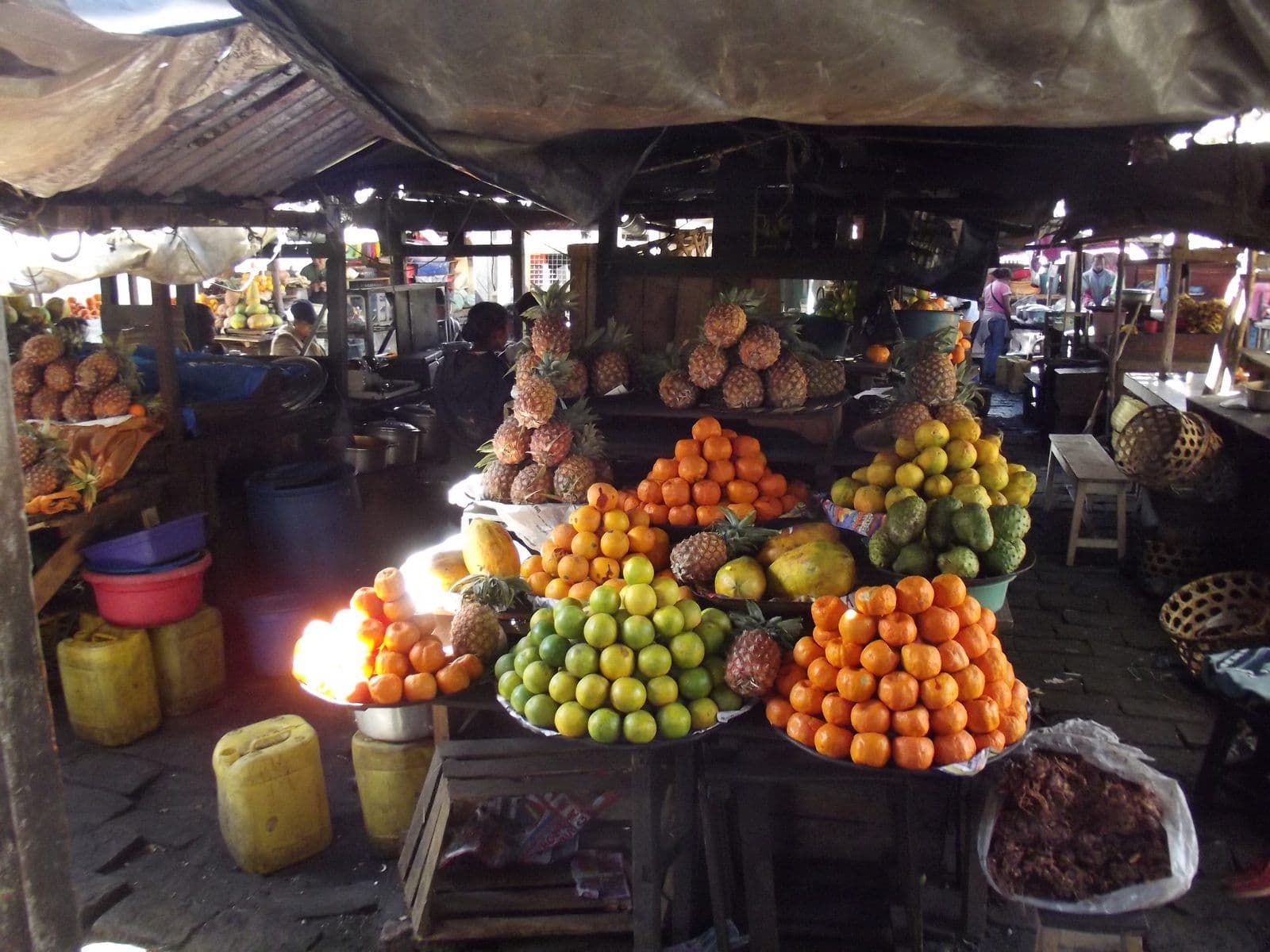 Étals de fruits sous des bâches dans le marché d'Antsirabe