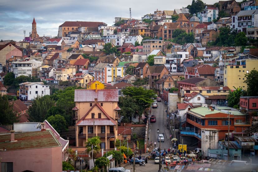 Vue des collines et des rues d'Antananarivo en fin de journée