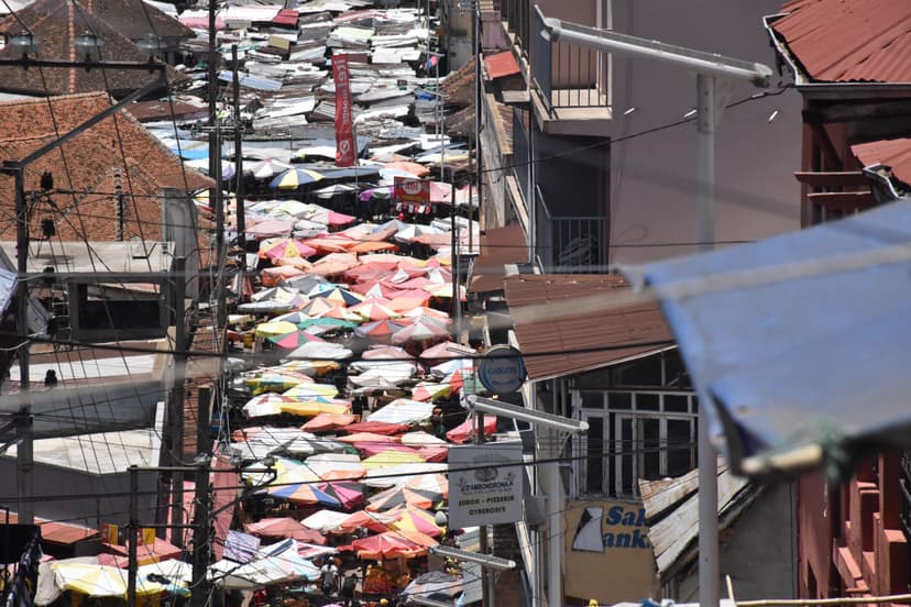 Vue aerienne du marche de rue du quartier Ambondrona, Antananarivo, avec ses etals colores.